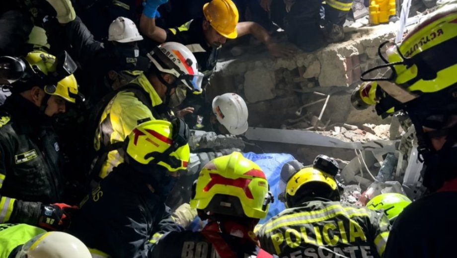 Una mujer de 32 años fue rescatada debajo de los escombros. Foto: Gentileza Red X vía NA. 