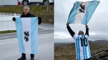 Imagen de Regresó a las Malvinas y flaméo la bandera argentina para homenajear a sus compañeros caídos