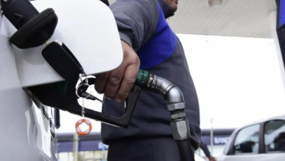 Un decreto subió un impuesto parcia  de la nafta y el gasoil. Foto: Archivo. 