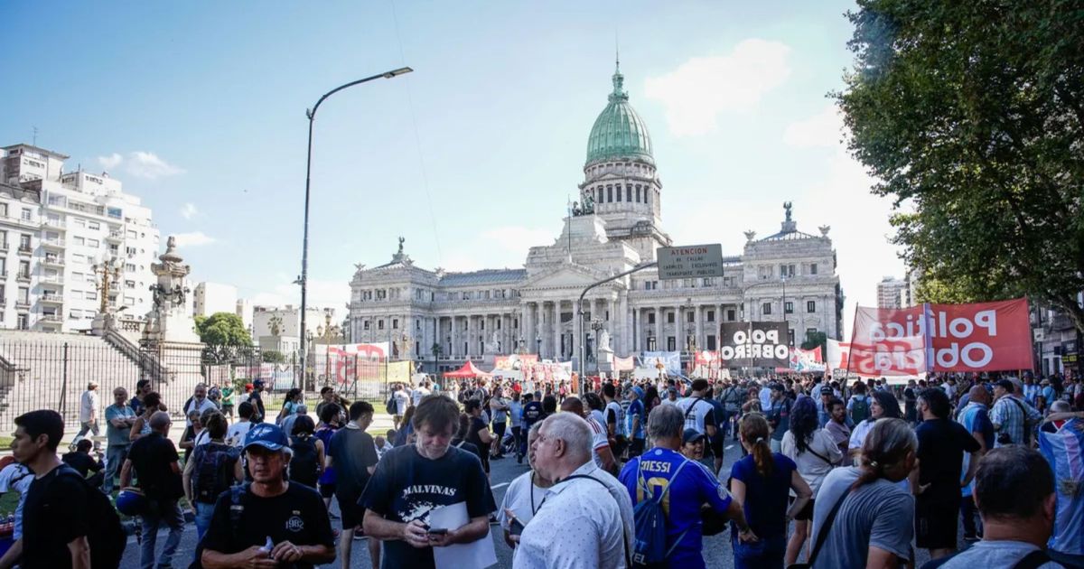 Reformas del Gobierno de agosto en medio de protestas de docentes y estatales