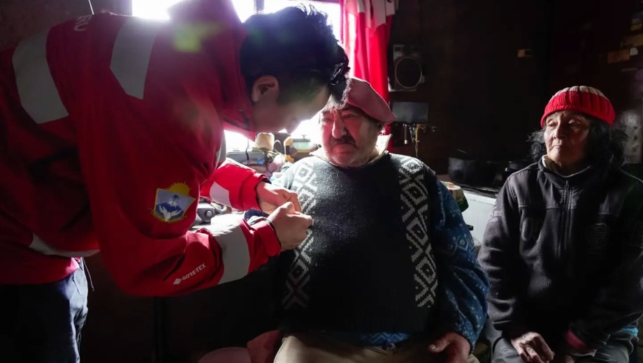 La pareja de crianceros no podía comunicarse con sus familiares desde hacía más de 20 días. Un vuelo permitió llegar hasta el puesto y entregar medicación al hombre. Foto: Gobierno de Neuquén.