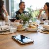 Imagen de Las nuevas reglas de etiqueta que nadie nos enseñó: del celular a la mesa, qué hacer para no quedar mal