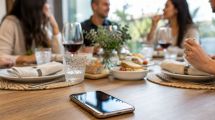 Imagen de Las nuevas reglas de etiqueta que nadie nos enseñó: del celular a la mesa, qué hacer para no quedar mal