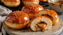 Imagen de Donas rellenas y bañadas en caramelo: una receta irresistible para la merienda