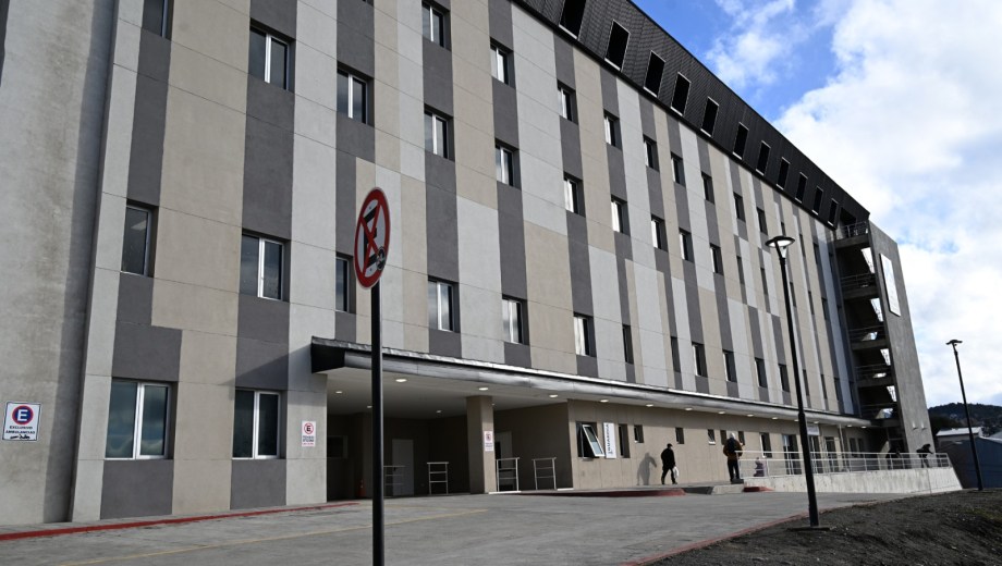 El nuevo edificio del hospital de Bariloche espera el equipamiento para habilitar el segundo y tercer piso. Foto: Chino Leiva