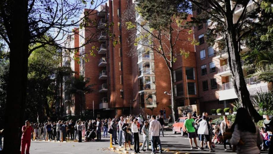 Evacuaciòn en edificios por el terremoto. Foto: AP.