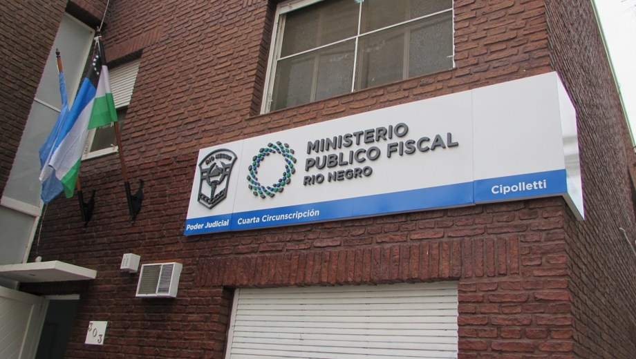 La fiscalía ya investiga la muerte de un hombre en Cipolletti tras un episodio con disparos en el barrio Nuevo.

