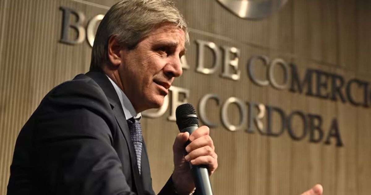 Caputo anticipa inflación de julio y analiza créditos en dólares