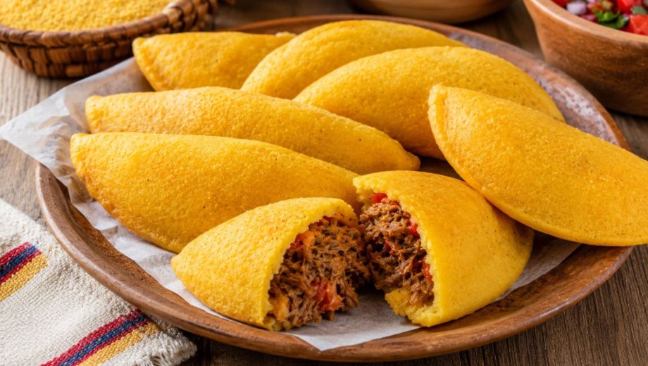 Empanadas doradas con carne y salsas. Foto ilustrativa.