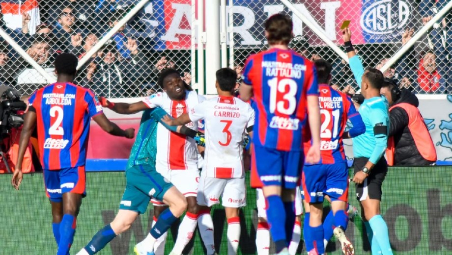 La bronca de todo San Lorenzo contra el ecuatoriano Caicedo.