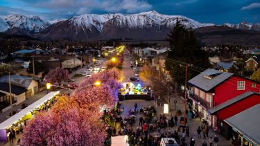Nieve y ciruelos en flor: la increíble postal de este pueblo patagónico que recibe a la primavera con mil propuestas