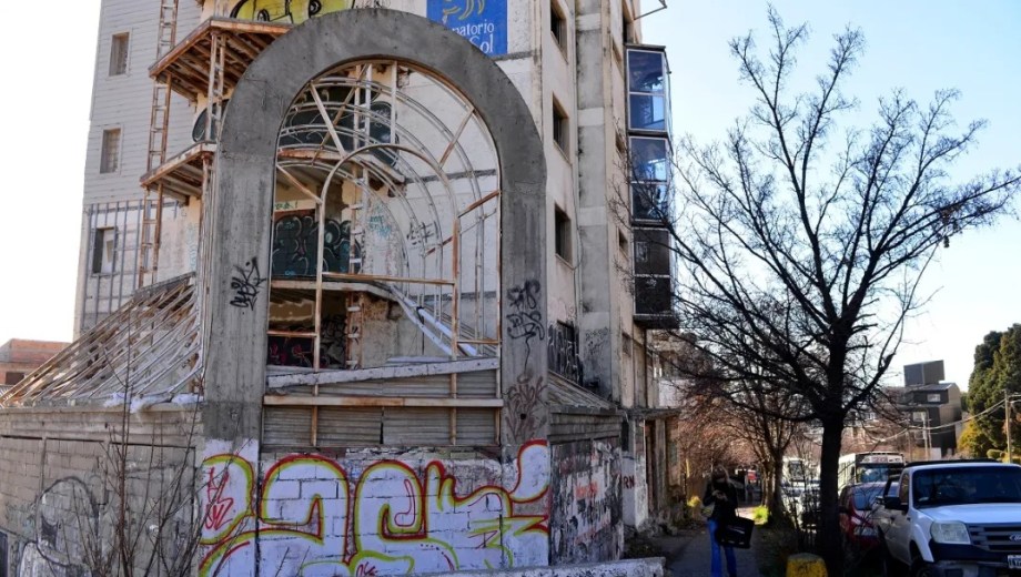 El edificio abandonado del expoliclínico Arbos fue el lugar del hallazgo de la persona sin vida en Bariloche. Archivo