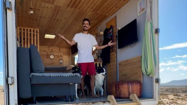 Se cansó de alquilar y se fue a vivir a un camión con sus perros: «La mayor riqueza es elegir dónde voy a despertar mañana»