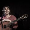 Imagen de Gabriela y “Madre Tierra”, la voz que le canta a sus raíces patagónicas