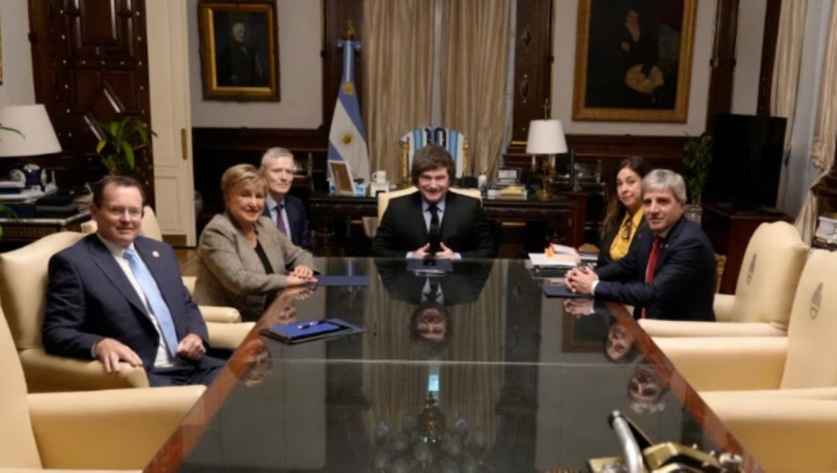 La titular del FMI junto al gabinete del Gobierno nacional. Foto: Gentileza.