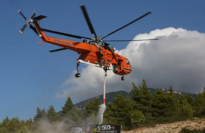 Choque entre dos helicópteros que combatían el incendio. Foto: Gentileza EFE/EPA/ORESTIS PANAGIOTOU