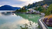 Imagen de Caleta Tortel, el increíble pueblo de la Patagonia chilena donde no hay calles ni autos y está conectado por pasarelas de madera
