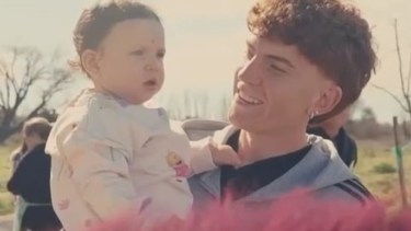 El extravagante regalo del Colo Barco para su hija Gemma que se volvió viral: un pony rosa llamado «Maca»