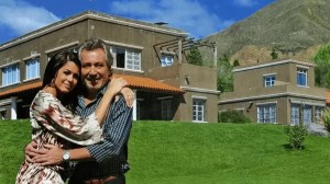 Así es la espectacular mansión de Pamela David y Daniel Vila en Mendoza: arquitectura andina, diseño rústico y un lago artificial