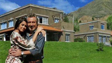 Así es la espectacular mansión de Pamela David y Daniel Vila en Mendoza: arquitectura andina, diseño rústico y un lago artificial