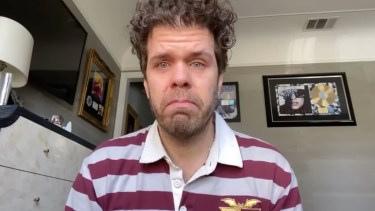 Un famoso periodista fue internado tras autolesionarse en una transmisión en vivo: quién es Perez Hilton