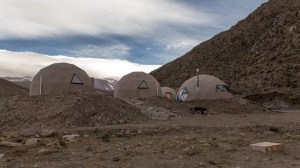 Así es Wamani, el refugio de 32.000 hectáreas en los Andes que combina domos, casas modulares y energía solar