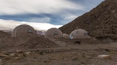 Así es Wamani, el refugio de 32.000 hectáreas en los Andes que combina domos, casas modulares y energía solar