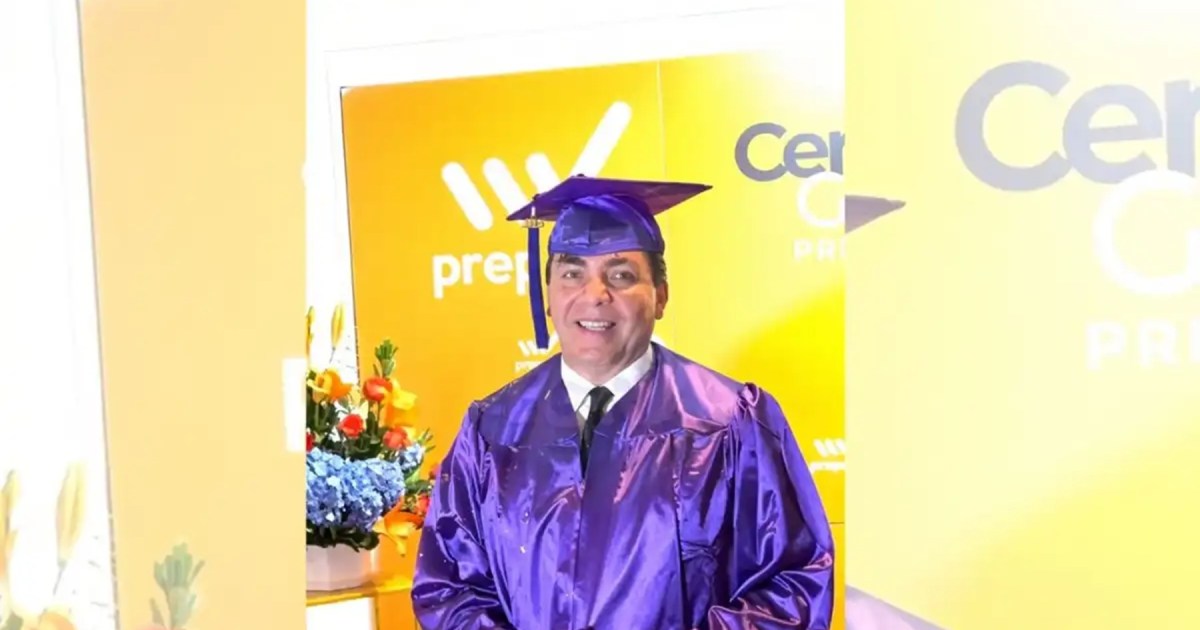 Cristian Castro finaliza el secundario a los 51 años junto a su madre Verónica