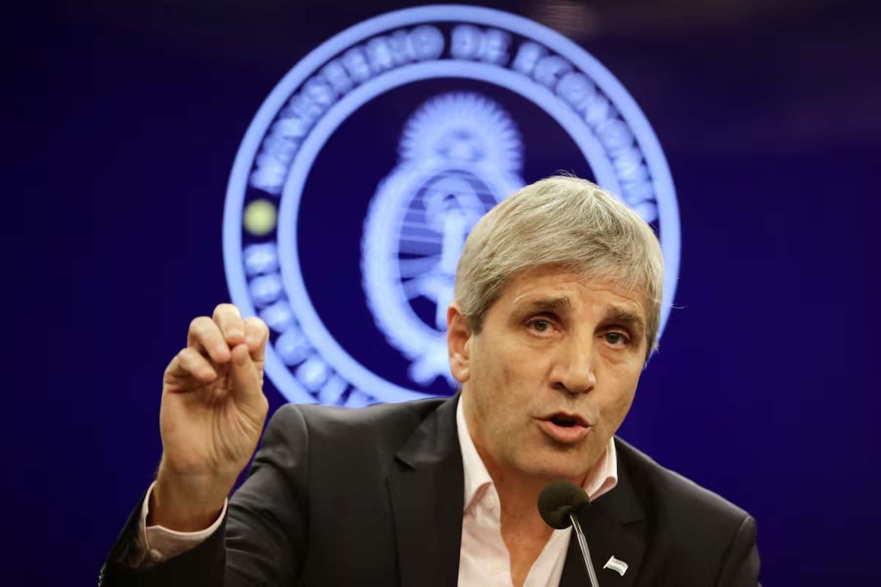 Luis Caputo critica las altas tasas de interés de las billeteras virtuales