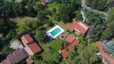 Así son las propiedades vinculadas a los Moyano: mansiones, lagos, caballerizas y terrenos de dos hectáreas