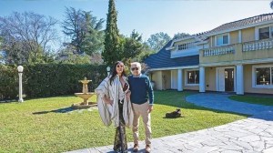 Así es la increíble casa de Moria Casán en Parque Leloir: 300 m², animal print, neón y una impactante pileta