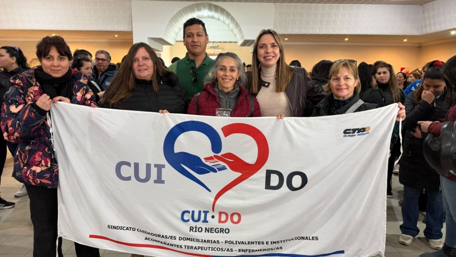 Cuido Río Negro, Sindicato de cuidadoras domiciliarias, polivalentes e institucionales, acompañantes terapéuticos y enfermeros, presentes en la firma del convenio en Roca. Foto: gentileza