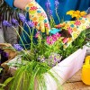 Imagen de Antes de que termine agosto: 5 cuidados para que tus plantas florezcan en primavera