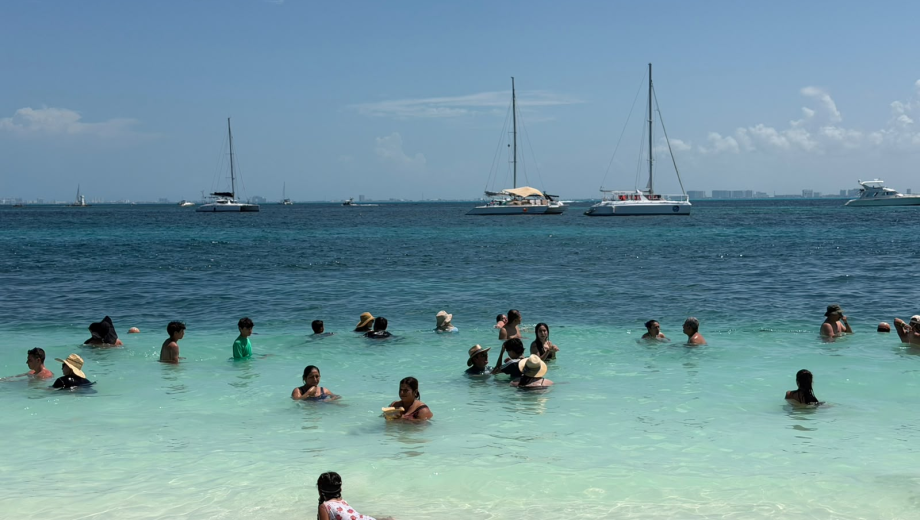 Isla Mujeres combina playas paradisíacas, snorkel y un ambiente relajado, ideal para una escapada de un día. Foto: Diario Río Negro.