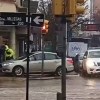 Imagen de Insólito: un auto se estacionó sobre la vereda para evitar el agua acumulada por la lluvia en Cipolletti