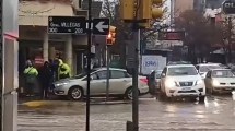 Imagen de Insólito: un auto se estacionó sobre la vereda para evitar el agua acumulada por la lluvia en Cipolletti