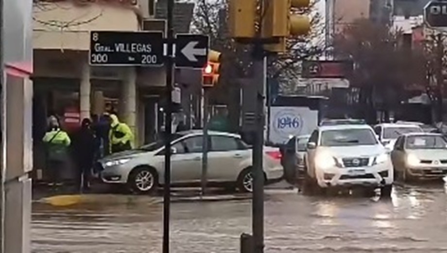 Insólito: un auto se estacionó sobre la vereda para evitar el agua acumulada por la lluvia en Cipolletti