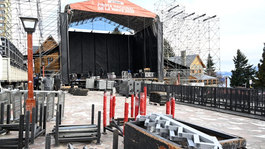 El escenario de la Fiesta Nacional de la Nieve ya quedó montado en el Centro Cívico. Foto: Chino Leiva