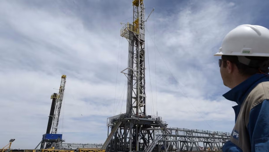 El agotamiento de los grandes portafolios petroleros abre una oportunidad para Vaca Muerta y Argentina