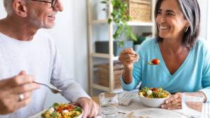 ¿Por qué después de los 60 muchas personas comen menos? Las razones que explican este cambio natural