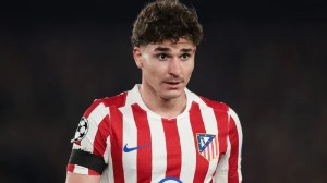 Tensión en Atlético Madrid: fuertes carteles de los hinchas en contra de Julián Álvarez