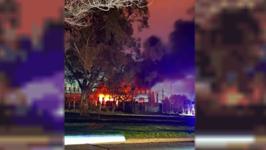 Fuego en una central eléctrica de La Plata. Foto: NA.