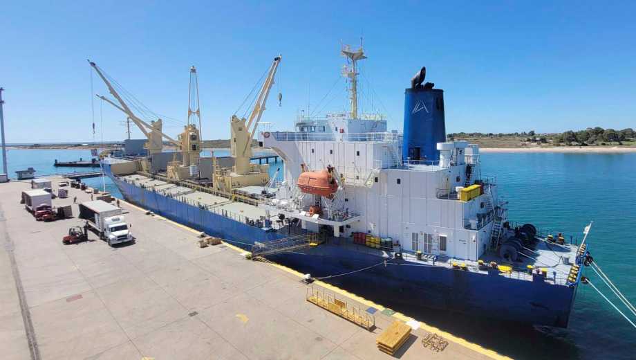 El puerto de San Antonio Este mantiene su operatoria sin cambios, pese al conflicto nacional por el nuevo régimen de practicaje. Foto: archivo Marcelo Ochoa.
