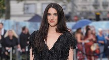 Imagen de Controversia por el look de Margaret Qualley: qué son las «barefoot sandals» de Chanel que lució en la alfombra roja