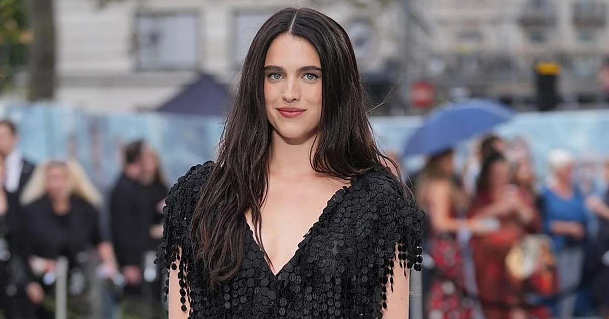 Margaret Qualley y sus sandalias 'descalzas' generan controversia en la moda