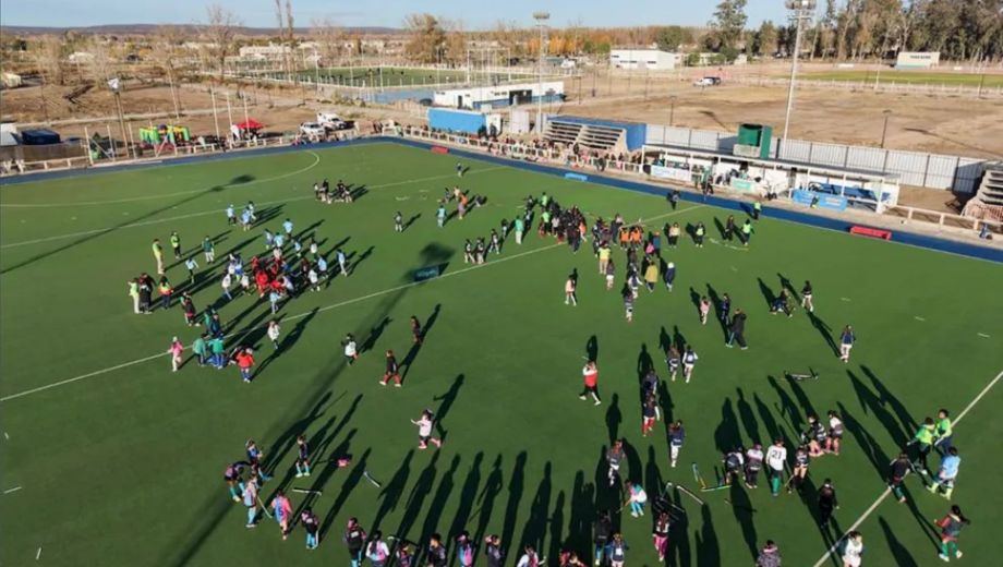 La cancha de agua de hockey será uno de los tantos escenarios para la actividad del sábado. 