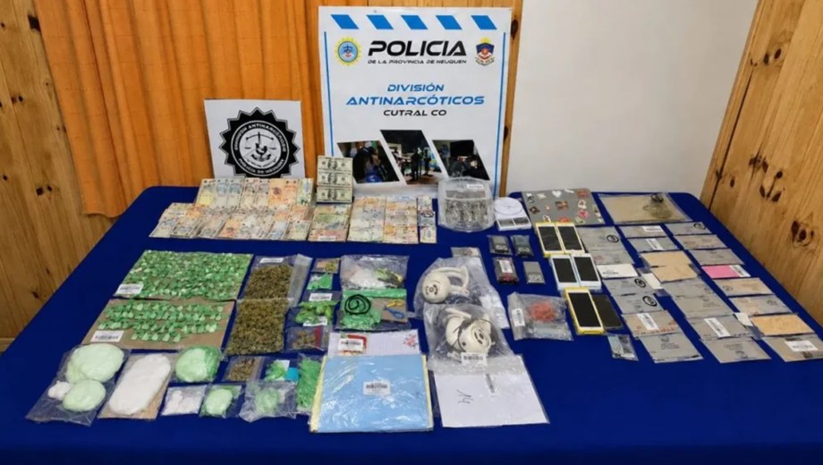 Los allanamientos permitieron incautar estupefacientes, dinero, vehículos y otros elementos incorporados a la investigación judicial.
