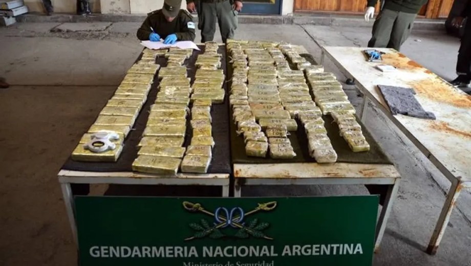 Narcotráfico en Neuquén: lo condenaron por ocultar 179 paquetes de droga en una camioneta y lo expulsan del país.