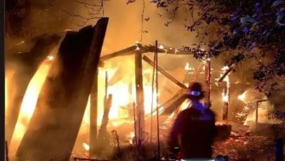 El incendio ocurrió en la noche del domingo. Foto: Gentileza. 