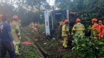 Imagen de Trágico accidente en Brasil: al menos diez muertos y decenas de heridos por el vuelco de un micro turístico